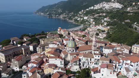 Una-Vista-Increíble-De-La-Hermosa-Vietri-Sul-Mare-En-La-Costa-De-Amalfi-En-Italia-Filmada-Por-Drones-4k