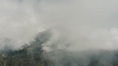 Nebel-Und-Wolken-Am-Tungurahua-vulkan-In-Banos-De-Agua-Santa,-Ecuador---Luftdrohnenaufnahme