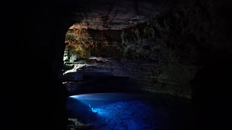 Der-Unglaublich-Atemberaubende-Natürliche-Höhlenpool-Der-Verzauberte-Brunnen-Oder-Poço-Encantado-Im-Chapada-diamantina-nationalpark-Im-Nordosten-Brasiliens-Mit-Wunderschönem-Kristallklarem-Blauem-Wasser