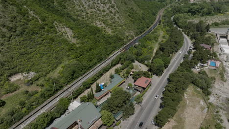Güterverkehr-Auf-Der-Eisenbahn-In-Der-Nähe-Der-Straße-Zahesi-mtskhata-kavtiskhevi-gori-In-Georgien