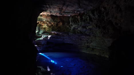 Der-Atemberaubende-Natürliche-Höhlenpool-Der-Verzauberte-Brunnen-Oder-Poço-Encantado-Im-Chapada-diamantina-nationalpark-Im-Nordosten-Brasiliens-Mit-Wunderschönem-Klarem-Blauem-Wasser-Und-Einem-Sonnenstrahl