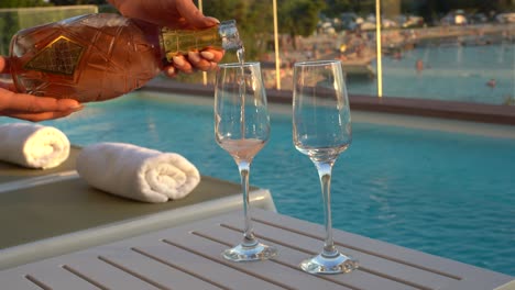 Zwei-Glas-Am-Pool-In-Einer-Luxusvilla-In-Kroatien