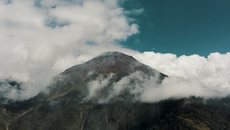 Weiße-Wolken-Und-Blauer-Himmel-Am-Stratovulkan-Tungurahua-In-Ecuador---Drohnenaufnahme