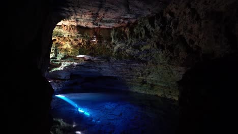 Der-Atemberaubende-Natürliche-Höhlenpool-Der-Verzauberte-Brunnen-Oder-Poço-Encantado-Im-Chapada-diamantina-nationalpark-Im-Nordosten-Brasiliens-Mit-Wunderschönem-Klarem-Blauem-Wasser-Und-Einem-Sonnenstrahl,-Der-In-Die-Höhle-Scheint