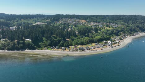 Luftaufnahme-Der-Küstengemeinde-Clinton,-Washington,-Aus-Der-Perspektive-Des-Ozeans