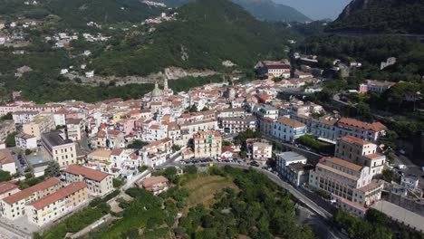 Una-Vista-De-Minori-Y-Maiori,-Dos-Pequeñas-Ciudades-En-La-Costa-De-Amalfi-En-Italia