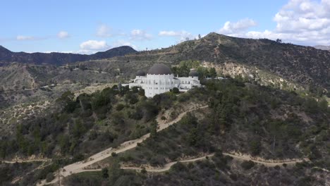 Drohnenschuss-Umkreist-Das-Griffith-Observatorium-Und-Das-Hollywood-Schild-In-La