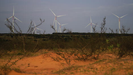 Blick-Auf-Windmühlen-Auf-Sanddünen-In-Der-Landschaft-Vietnams