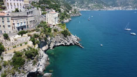 Das-Schloss-An-Der-Amalfiküste-In-Amalfi,-Umgeben-Vom-Mittelmeer