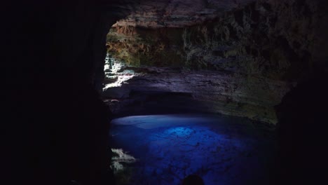La-Impresionante-Cueva-Natural-Piscina-El-Pozo-Encantado-O-Poço-Encantado-En-El-Parque-Nacional-Chapada-Diamantina-En-El-Noreste-De-Brasil-Con-Hermosas-Aguas-Azules-Claras
