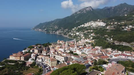 Una-Amplia-Vista-De-Vietri-Sul-Mare,-Costa-De-Amalfi,-Italia