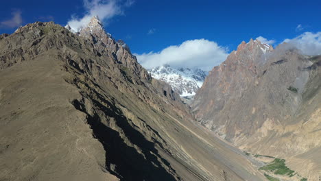 Filmische-Drohnenaufnahme-Des-Tupopdan-Gipfels,-Passu-Kegel-In-Hunza-Pakistan,-Schneebedeckte-Berggipfel-Mit-Steilen-Klippen,-Hohe,-Breite-Luftaufnahme-1