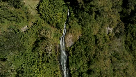 Drohnenaufnahme-Des-Malerischen-Wasserfalls-De-La-Virgen,-Einer-Touristenattraktion-In-Banos-De-Agua-Santa,-Ecuador