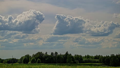 Zeitraffer-Von-Kumuluswolken-über-Einer-Wunderschönen-Naturlandschaft