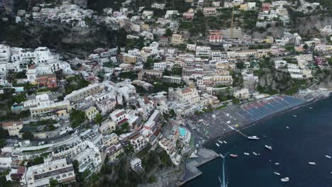 La-Costa-De-Amalfi,-Positano,-Mar-Mediterráneo