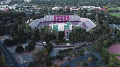 Überholschuss-Des-Riesigen-Stadions-Der-Stanford-University,-Silicon-Valley,-Kalifornien,-USA