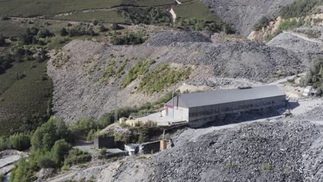 Luftdrohne-Schoss-An-Einem-Hellen-Sonnigen-Tag-über-Eine-Bergbaufabrik-Neben-Lago-Cantera-In-Spanien