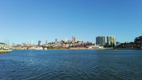 Statische-Aufnahme-Eines-Ruhigen-Hafens-Am-Blauen-Meer-Mit-Blick-Auf-Das-Stadtbild-Von-San-Francisco,-Kalifornien