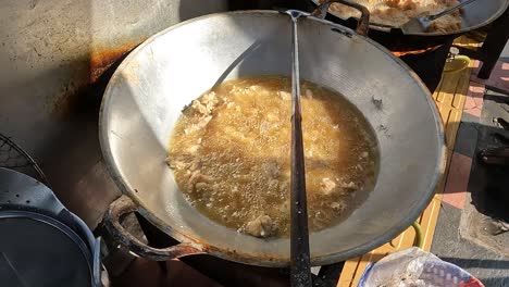 Nahaufnahme-Von-Mit-Mehl-überzogenem-Hühnerfleisch,-Das-Im-Wok-Im-Indonesischen-Straßenrestaurant-Gebraten-Wird