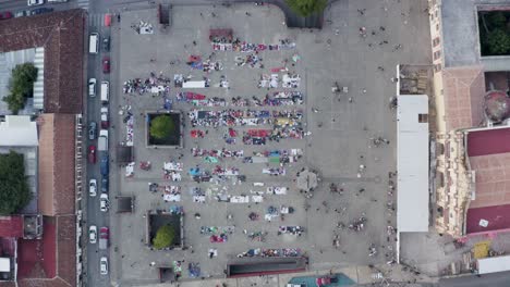 Aerial-is-showing-busy-market-in-front-of-diocesis-de-San-Cristobal-de-las-Casas,-Static-shot,-Chiapas,-Mexico