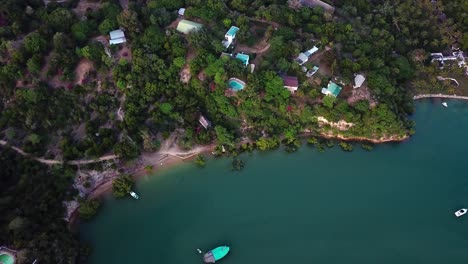 Vista-Aérea-Del-Resort-De-Playa-Tropical-En-La-Bahía-De-Kilifi-En-La-Costa-De-Kenia,-áfrica-Oriental