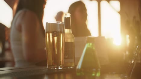 Closep-En-El-Bar-De-Una-Cerveza-Y-Manos-Entrantes-Llevándoselos,-Basilea-Suiza