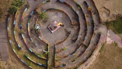 Rätselhaftes-Labyrinth-Strukturiert-Mit-Farbigen-Holzstämmen-In-Buenos-Aires