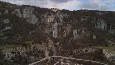Erstellen-Einer-Luftaufnahme-Des-Mächtigen-Skakavica-Wasserfalls,-Der-Klippen-Hinunterfließt,-Albanien