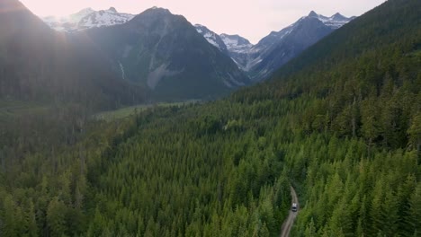 Fahrt-Nach-Pemberton-In-Duffey-Lake-Road,-Vorbei-An-Bewaldeten-Landschaften-Und-Schneebedeckten-Bergrücken-In-British-Columbia,-Kanada