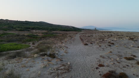 Niedrige-Drohnenaufnahme,-Die-Bei-Sonnenuntergang-über-Dem-Wilden-Strand-In-Spanien-Reist