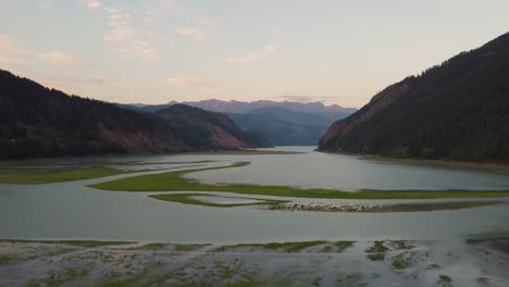 Luftdrohne-Sonnenuntergang-Licht-Langsam-Bewegende-Schwenkaufnahme-Des-Flusses-Soo-In-Den-Pazifischen-Gebirgszügen-British-Columbia-Kanada-4k