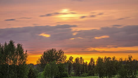 Wolken,-Die-Sich-Während-Des-Sonnenuntergangs-über-Die-Grünen-Bäume-Bewegen