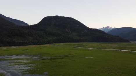 Luftdrohne-Schnelle-Schwenkaufnahme-Von-Schneebedeckten-Bergen-Und-Soo-River-British-Columbia-Kanada-4k