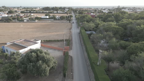 Drohnenschuss,-Der-Bei-Sonnenuntergang-über-Eine-Landstraße-In-Richtung-Meer-In-Spanien-Fliegt