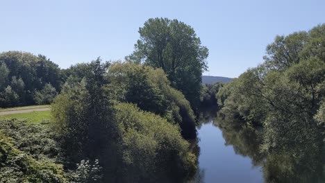 Elegante-Langsame-Schwenkaufnahme-Des-Flusses-Tawe-In-Swansea-Uk-4k