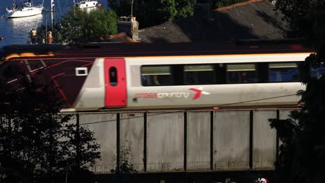 El-Tren-De-Crosscountry-Cruza-El-Puente-Royal-Albert-Y-Llega-A-La-Estación-De-Tren-Saltash-En-Cornwall