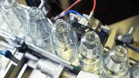Getränkeproduktionsprozess.Roboterautomatisierungslinie-Zum-Abfüllen-Von-Saft-In-Glasflaschen.4k