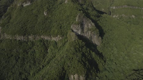 Una-Toma-Cinematográfica-De-Drones-De-Las-Verdes-Y-Exuberantes-Montañas-De-Madeira