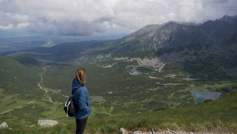 Bonita-Foto-De-Una-Chica-Disfrutando-Del-Paisaje-De-Las-Montañas-Tatra,-Incluidos-Sus-Maravillosos-Lagos