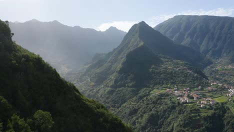 Episch-Aufschlussreiche-Drohnenaufnahme-Eines-Tals-Auf-Madeira
