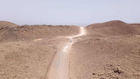 Auto-Unterwegs-Auf-Unbefestigter-Straße-In-Abgelegener-Gegend-In-Fuerteventura,-Kanarische-Inseln,-Spanien