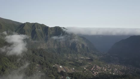 Dramatische-Und-Epische-Drohnenaufnahme-Der-Landschaft-Madeiras