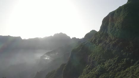 Drohnenaufnahme-Eines-Nebligen-Morgens-In-Den-Bergen-Von-Madeira