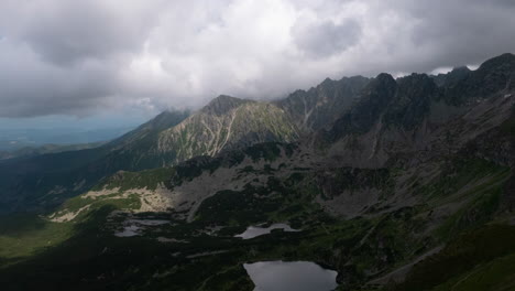 Hyperlapse-Der-Tatra,-Wo-Sie-Die-Wunderschönen-Seen-Sehen-Können,-Die-Sie-Umgeben