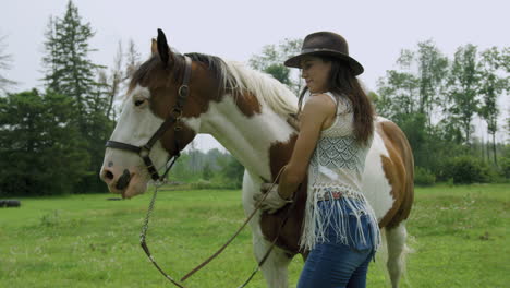 Selbstbewusstes-Junges-Cowgirl,-Das-Sich-Mit-Ihrem-Erwachsenen-Männlichen-Pinto-Pferd-Verbindet