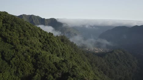 Revelador-Disparo-De-Drones-De-Un-Pequeño-Pueblo-En-El-Valle-Entre-Montañas-En-Madeira