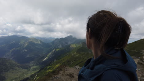 Fantástica-Foto-De-Una-Mujer-Disfrutando-Del-Paisaje-De-Las-Montañas-Tatra,-Incluidos-Sus-Maravillosos-Lagos