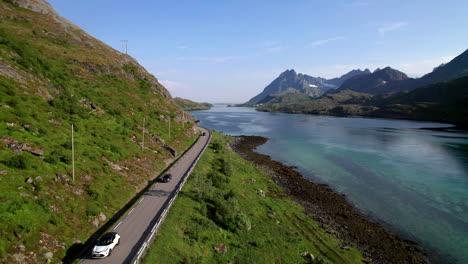 Luftaufnahme-Der-Norwegischen-Küstenstraße-Auf-Den-Lofoten-Inseln-An-Einem-Sommertag