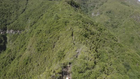 Drone-shot-of-the-landscape-at-Caminho-Do-Pinaculo-e-Foldhadal-in-Madeira-and-its-lush-greenery