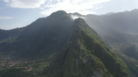Schöne-Und-Filmische-Luftaufnahme-über-Die-Landschaft-Von-Madeira